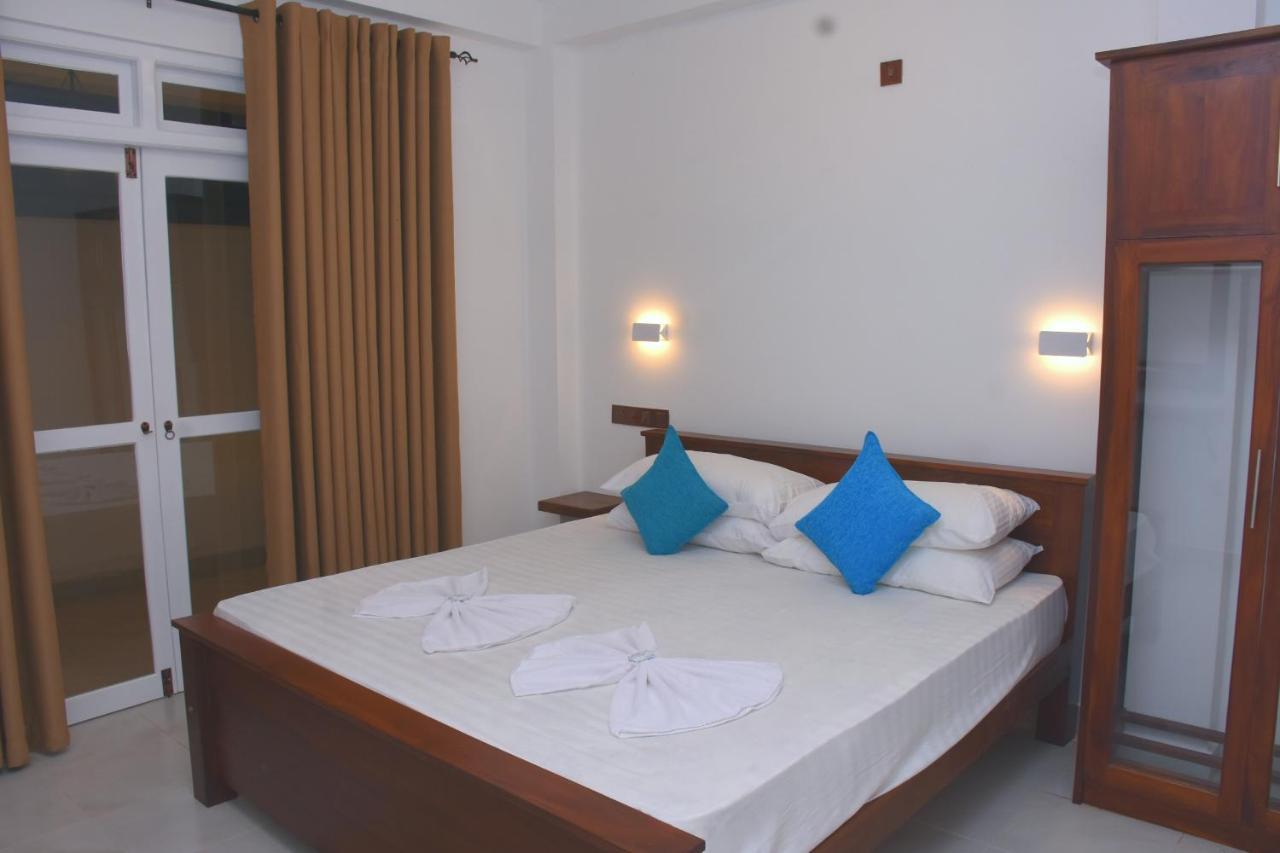 The Bamboo Tree Transit Hotel Katunayaka Exteriör bild