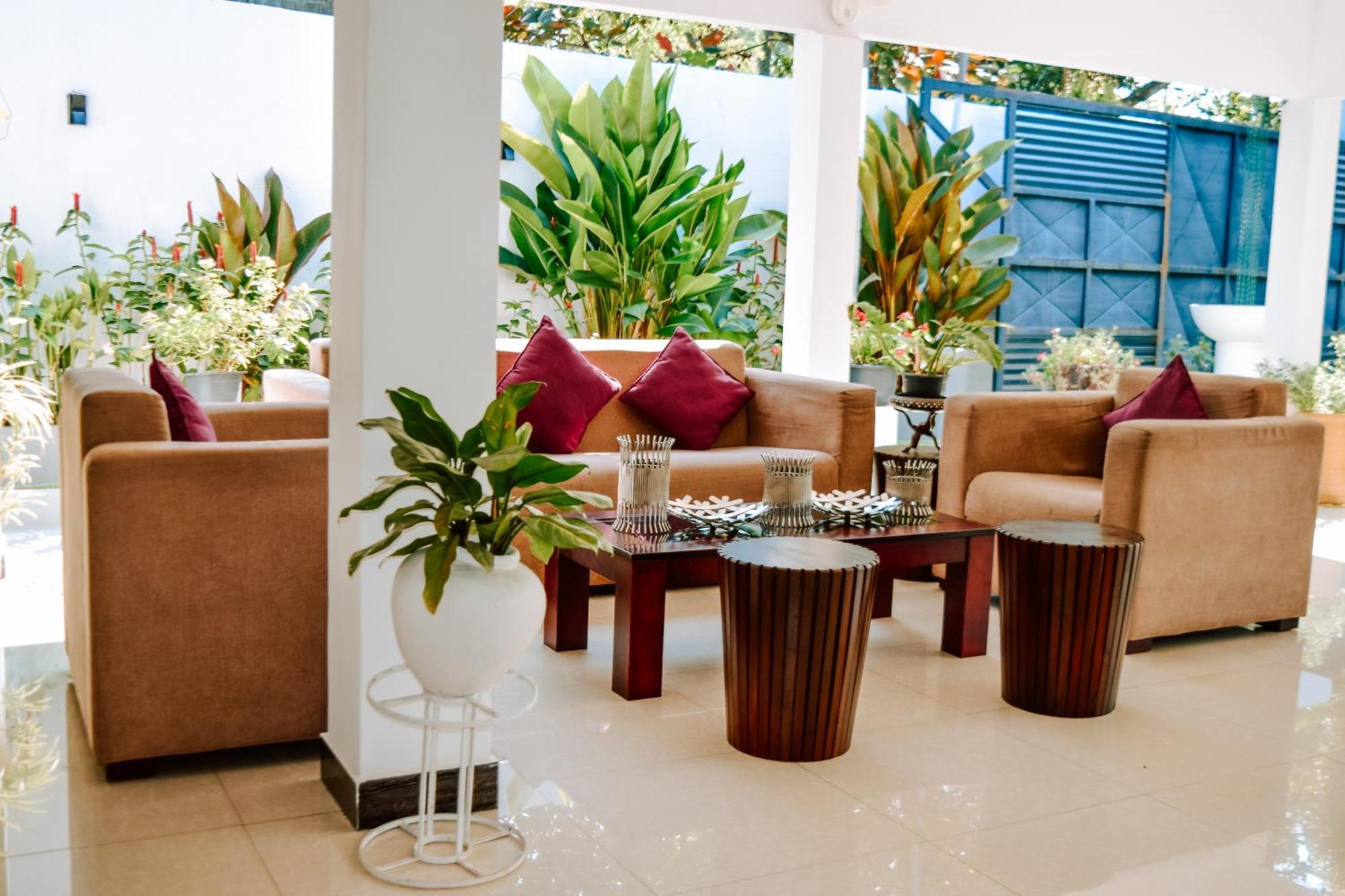 The Bamboo Tree Transit Hotel Katunayaka Exteriör bild